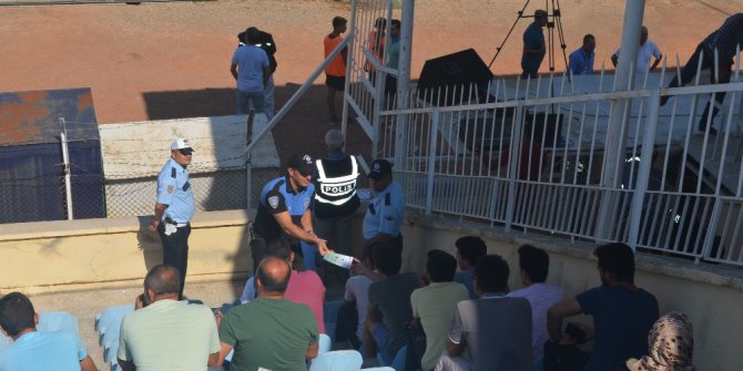 Güvenli, şiddetsiz futbol için broşür dağıtıldı