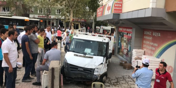 Kontrolden çıkan kamyonet kaldırımdaki yayaları ezdi