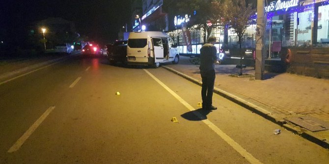 Kafeye giderken otomobilden açılan ateşle yaralandı