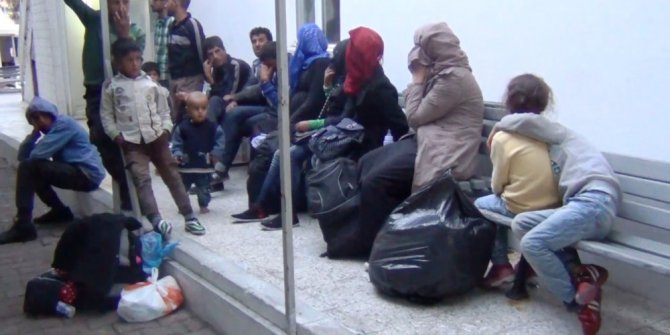 Ayvalık’ta 52 göçmen jandarmadan kaçamadı