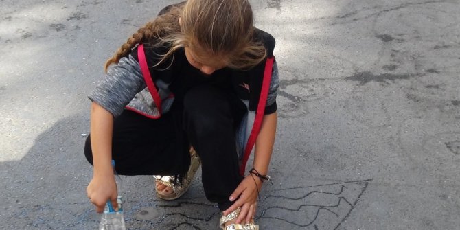 Suriyeli çocuklardan İstiklal Caddesi’nde su ile sanat