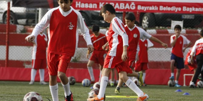Bayraklı’nın halı sahaları göz kamaştırıyor
