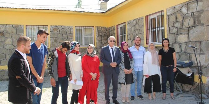 Üniversite öğrencileri okul tadilatı yaptı