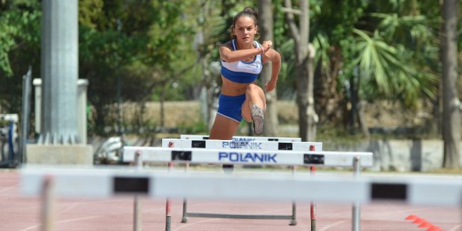 Zıplıyor, atlıyor, koşuyor, atıyor