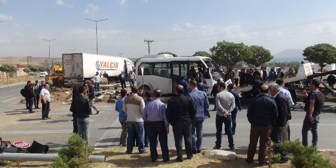 Tatvan’da Trafik Kazası: 1 Ölü, 6 Yaralı