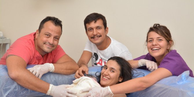 Baba destekli suda doğum