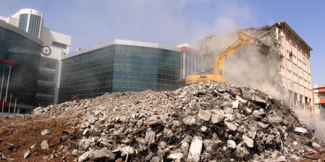 Eski Emniyet binası yıkılıyor