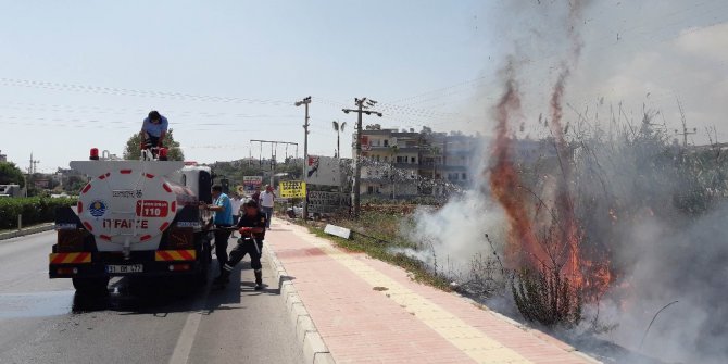 Erdemli’de yol kenarında çıkan yangın telefon hatlarını yaktı
