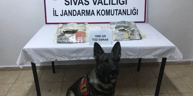 Yolcu otobüsünde vücuduna sardığı esrarla yakalandı