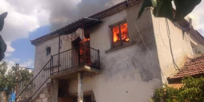 Kırkağaç’ta bir ev kül oldu