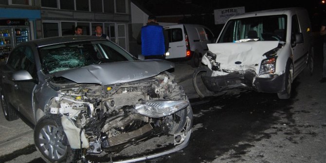 Hafif ticari araç park halindeki otomobile çarptı: 1 yaralı