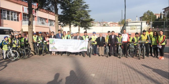 Çocuklar bisikletle okullarına gittiler