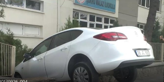 Direksiyon hakimiyeti kaybolan otomobil okul bahçesine girdi