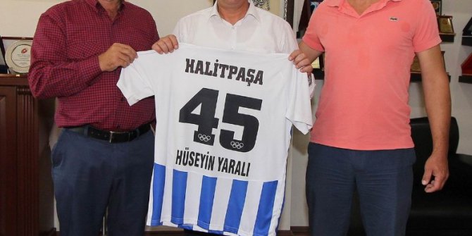 Halitpaşaspor, Başkan Yaralı’ya forma hediye etti