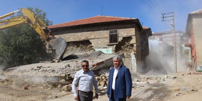 Seydişehir’de metruk binalar yıkılıyor