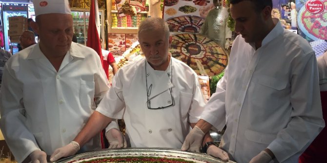 Tarihi Mısır Çarşısı’nda 10 bin kişilik aşure ikramı