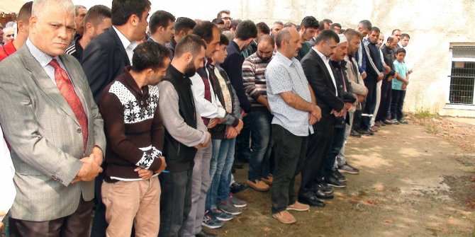 Çocuğuna sarıldığı sırada başından vurulan baba son yolculuğuna uğurlandı