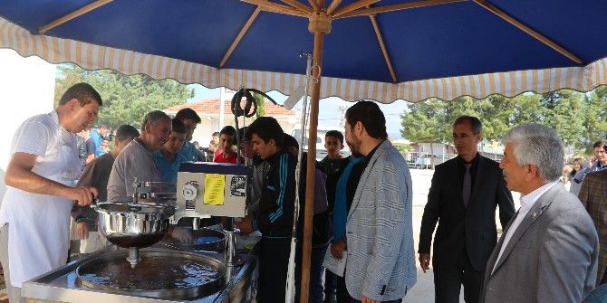 Sındırgı’da Demokrasi Şehitleri İçin Lokma Dağıtıldı