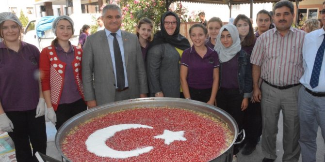 Kız Meslek Lisesi öğrencilerinden ay-yıldızlı aşure