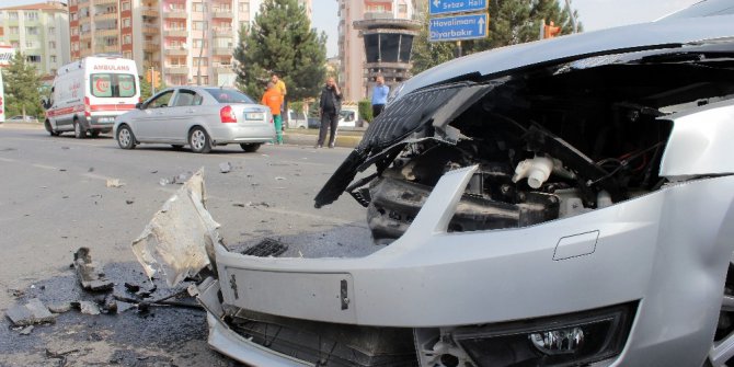 Kaza yapan ambulansın görevlileri, şoku atlatıp yaralıya müdahale etti