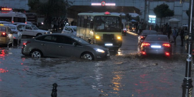 Tekirdağ’da dere taştı, sürücüler mahsur kaldı