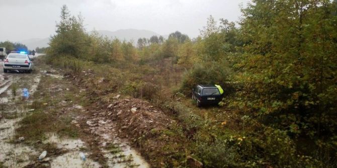 Bartın’da Otomobil Şarampole Yuvarlandı
