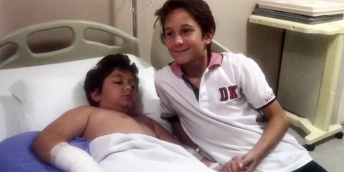 Kahraman ağabey asansöre eli sıkışan kardeşini kurtardı