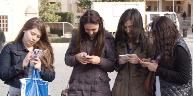 Gençlerin yarısı doktordan önce internete başvuruyor