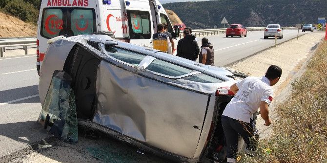 Yoldan Çıkan Otomobil Devrildi: 3 Yaralı
