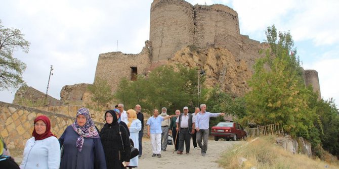 Oltu’nun tarihi yerlerini gezdiler