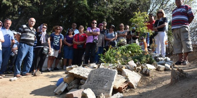 Tuncel Kurtiz Edremit’te mezarı başında anıldı