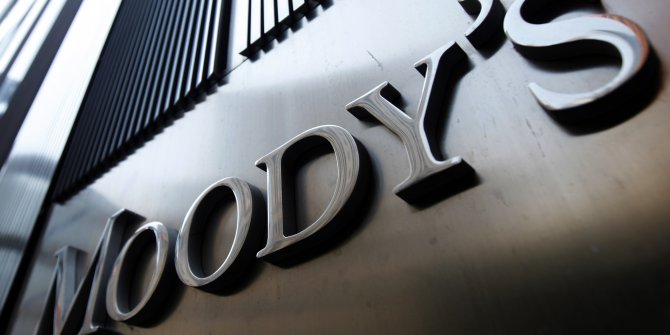 Moody's, Türkiye'nin kredi notunu bir basamak düşürdü.