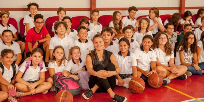 Milli Takım Kaptanı Şaziye İvegin Üner çocuklarla buluştu