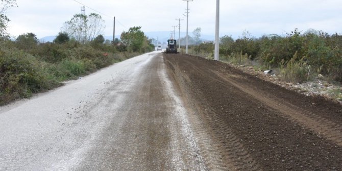 Düzce’de yol genişletme çalışmaları sürüyor