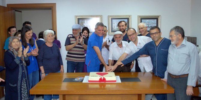 Yüzüncü açık kalp ameliyatı pasta keserek kutlandı