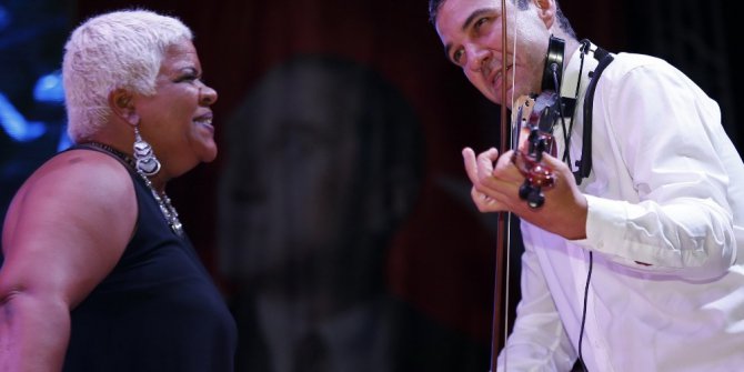 Konak’ta ‘Bi Dünya Ses’ yankılandı