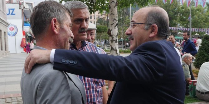 Başkan Gümrükçüoğlu halkı dinliyor