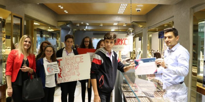 Lise öğrencilerinden Türkçe tabela kullanan esnafa teşekkür belgesi