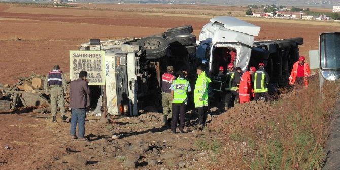 Çarpışan Tır Ve Kamyon Şarampole Uçtu: 2 Yaralı