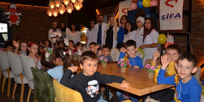 Doktorlar, çocuklara sütün faydalarını anlattı