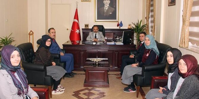 Bayburt Kız Anadolu İhl Öğrencileri Vali İsmail Ustaoğlu’nu Ziyaret Etti