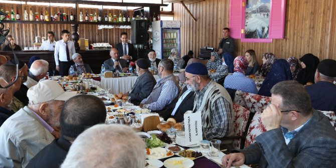 Yaşlılar protokol ile kahvaltıda buluştu
