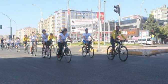 Bisiklet tutkunları pedal çevirmeye devam ediyor