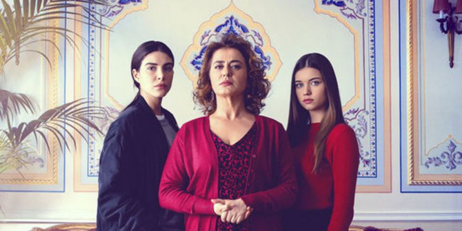 Fazilet Hanım ve Kızları Dizisi Konusu