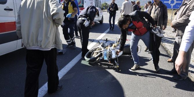 Motosiklet Ticari Araca Çarptı: 2 Yaralı