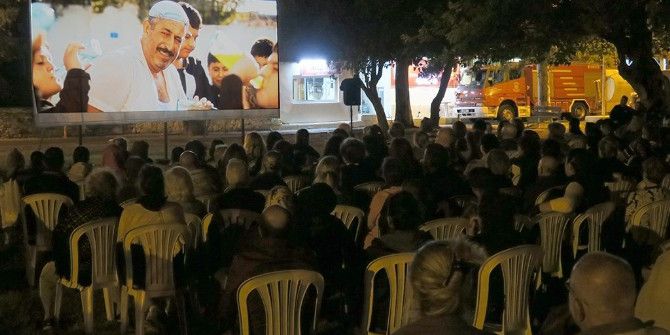 Yüzlerce Vatandaş Açık Havada ‘İftarlık Gazoz’ Filmini İzledi