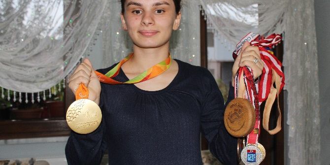 Görme Engelli Sporcu Tarih Yazdı, Ödülü Ailesine Getirdi