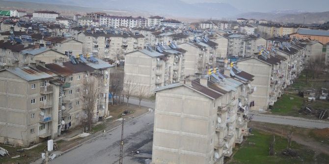 Genç’teki Konutlar Dökülüyor