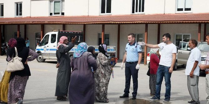 Kucaklarında Bebeklerle Dilenerek 3 Saatte 670 Lira Topladılar