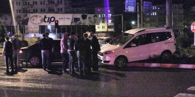 Bartın’da 2 Otomobil Çarpıştı: 4 Yaralı